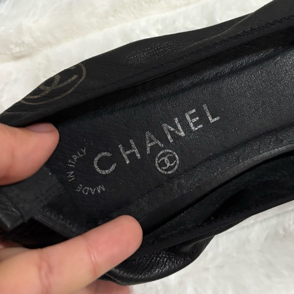 CHANEL Black Leather Ballet Flats with Gold CC Logo - Picture 9 of 14